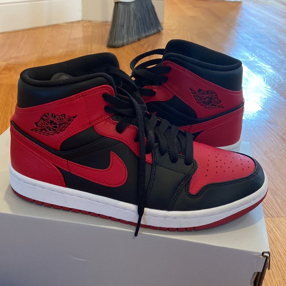 Jordan 1 Mid Banned (2020)